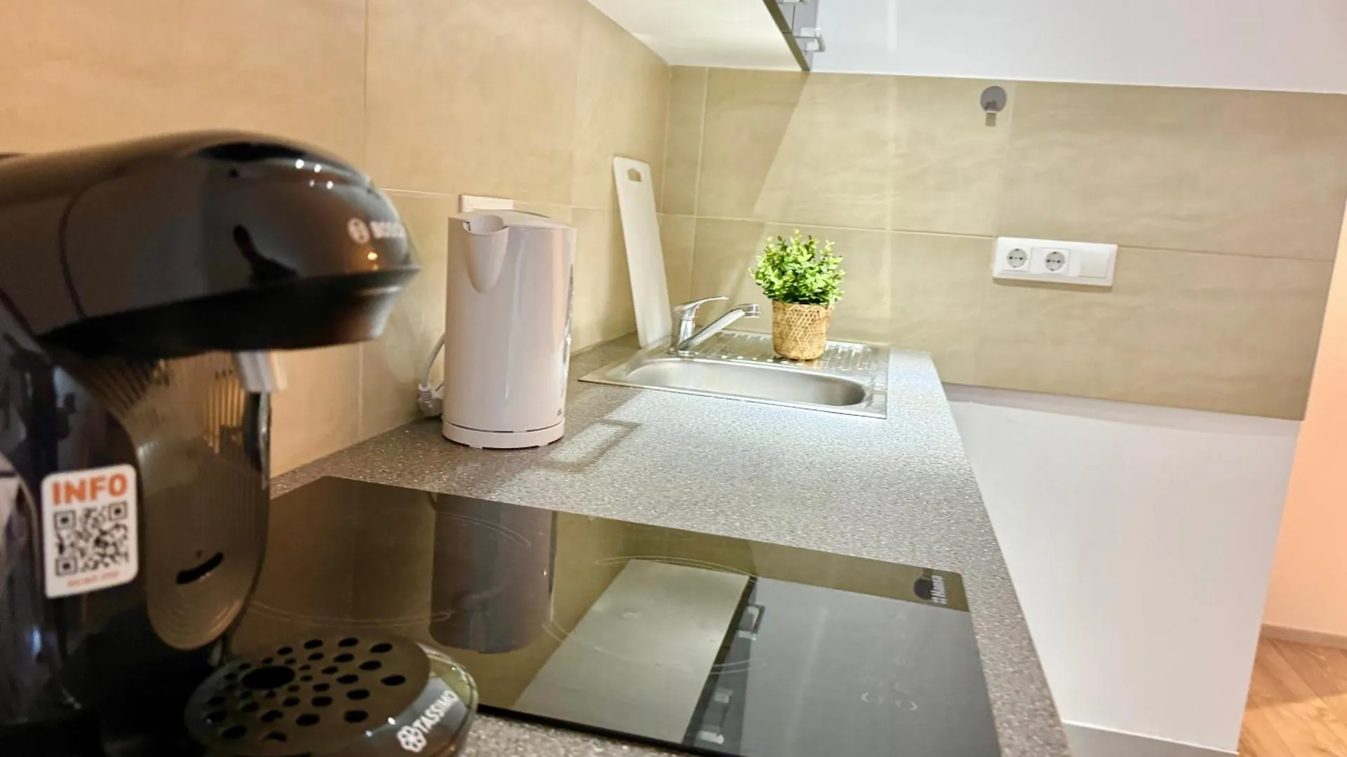 Stylish Schonbrunn Apartments With Free Parking Vienna