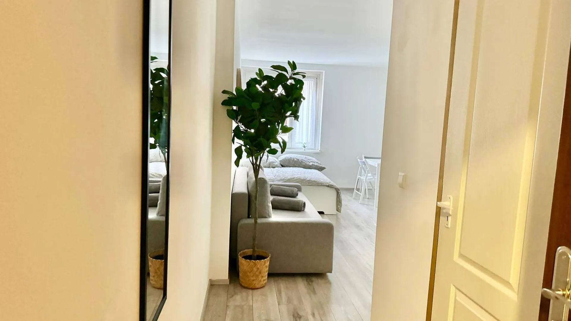 Stylish Schonbrunn Apartments With Free Parking Vienna