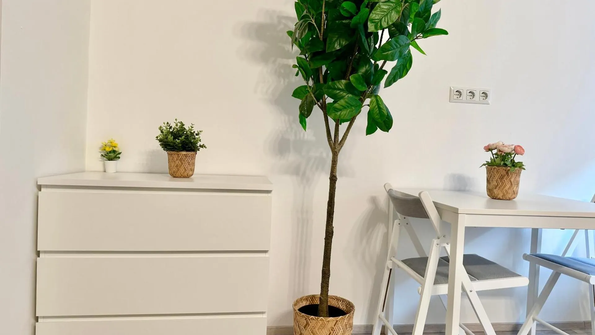 Stylish Schonbrunn Apartments With Free Parking Vienna