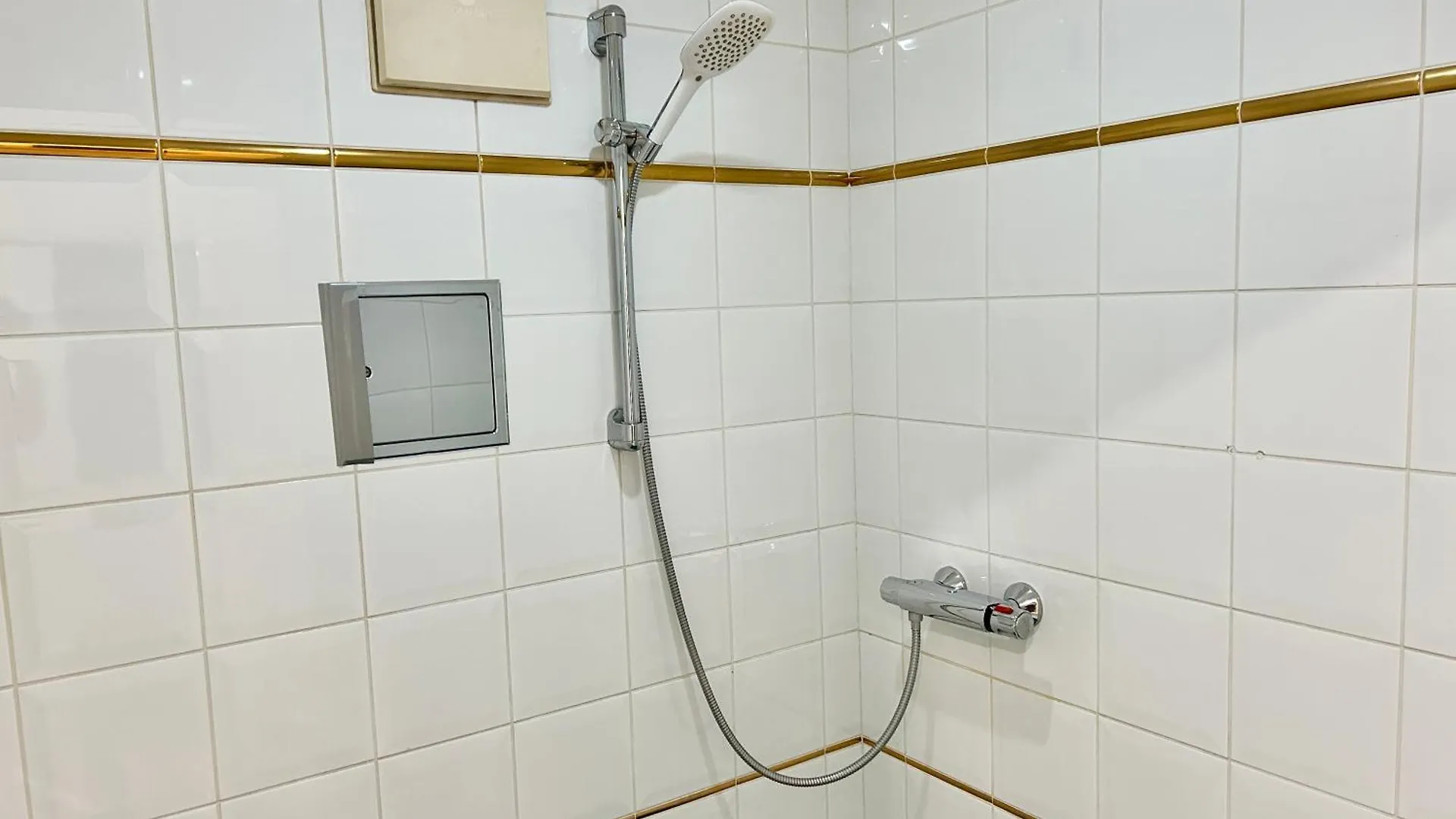 Stylish Schonbrunn Apartments With Free Parking Vienna